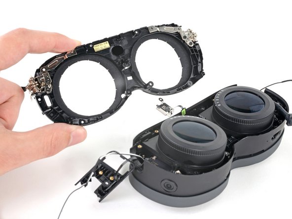 HTC Vive XR Elite Motion Sensor Replacement, Remove the face cover: crwdns2935265:033crwdnd2935265:02crwdnd2935265:02crwdne2935265:0