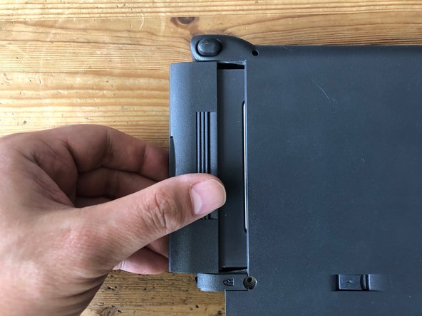 PowerBook 190cs teardown, floppy drive removal: passo 19, immagine 2 di 3