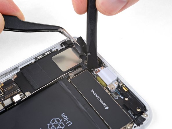 iPhone 8 Plus Taptic Engine更换: 步骤 30 中的图像 3，3
