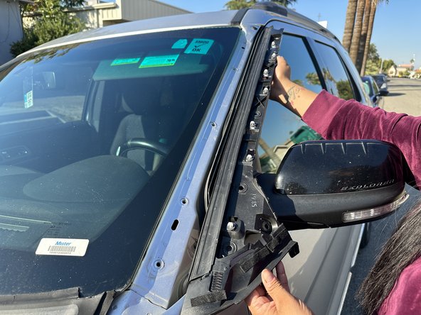 2011-Present Ford Explorer Driver Side Front Pillar Trim Replacement: crwdns2935265:00crwdnd2935265:01crwdnd2935265:02crwdne2935265:0