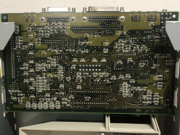 Macintosh Classic disassembly, Removing the motherboard.: crwdns2935265:03crwdnd2935265:02crwdnd2935265:02crwdne2935265:0