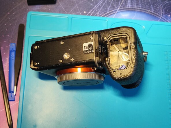 Sony A7 II Top Flex Cable replacement, Removing the battery: crwdns2935265:01crwdnd2935265:03crwdnd2935265:03crwdne2935265:0