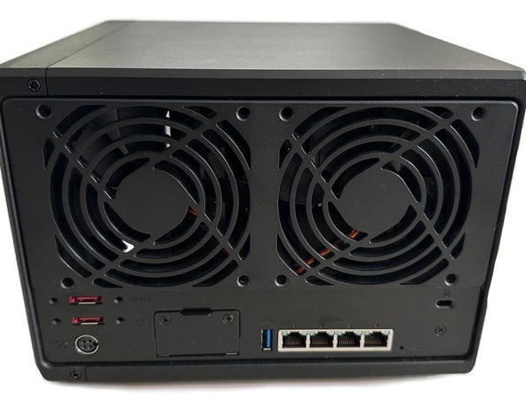 Synology DS1522+ Lüftertausch, Abdeckung abschrauben: step 2, image 3 of 3