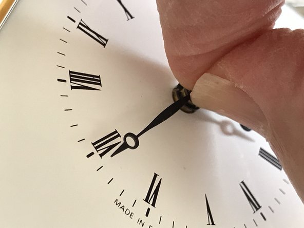 Wind-up carriage clock Service clean, Removing the hands: crwdns2935265:07crwdnd2935265:02crwdnd2935265:02crwdne2935265:0