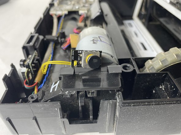 Neato BOTVAC D5 Main Brush Motor Replacement, Main Brush Motor: crwdns2935265:05crwdnd2935265:02crwdnd2935265:02crwdne2935265:0