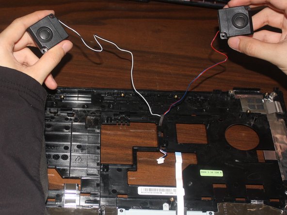 Toshiba Satellite L305D-S5950 Speaker Replacement, Speaker: crwdns2935265:011crwdnd2935265:02crwdnd2935265:02crwdne2935265:0