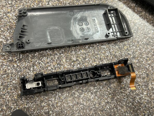 Right Joy-Con Teardown: crwdns2935265:014crwdnd2935265:02crwdnd2935265:02crwdne2935265:0