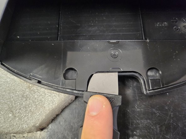 Roborock Q5 Pro: Laser Distance Sensor Replacement, Latches.: crwdns2935265:08crwdnd2935265:02crwdnd2935265:03crwdne2935265:0