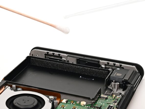 Nintendo Switch 2 Battery Replacement, Clean the battery well: crwdns2935265:038crwdnd2935265:01crwdnd2935265:02crwdne2935265:0