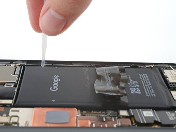 Sostituzione batteria Google Pixel 8, Applica alcol isopropilico: passo 39, immagine 2 di 2
