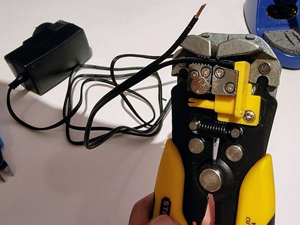 Philips Hue LightStrip Plus AC power adapter Replacement, Prepare new power cable: crwdns2935265:03crwdnd2935265:03crwdnd2935265:03crwdne2935265:0