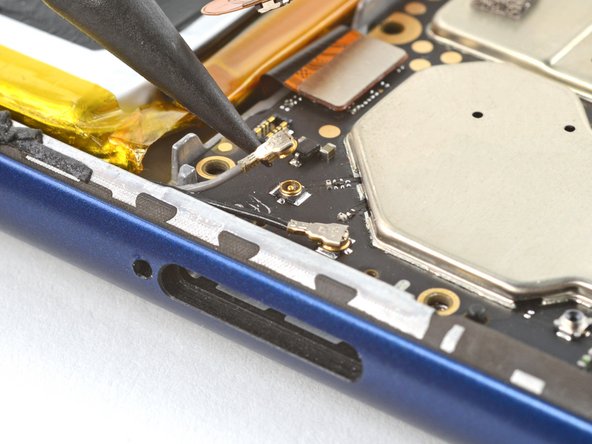 Motorola Moto G Play (2021) Screen Replacement, Disconnect the antenna cables: crwdns2935265:015crwdnd2935265:02crwdnd2935265:02crwdne2935265:0
