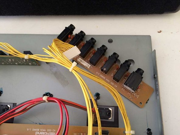 Roland KC-300 Stereo Mixing Keyboard Amplifier Disassembly, Jack board removal: crwdns2935265:07crwdnd2935265:03crwdnd2935265:03crwdne2935265:0