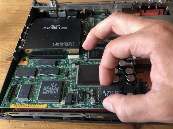 PowerBook 190cs teardown, mainboard removal: passo 20, immagine 2 di 3