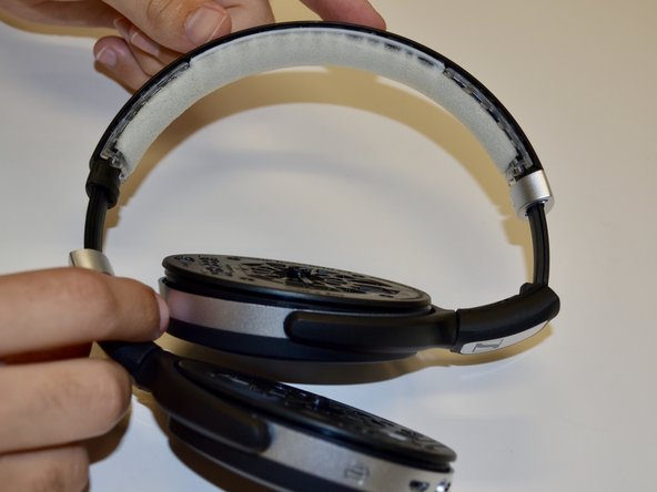 Sennheiser HD 4.50 Headband Pad Replacement: crwdns2935265:03crwdnd2935265:02crwdnd2935265:02crwdne2935265:0