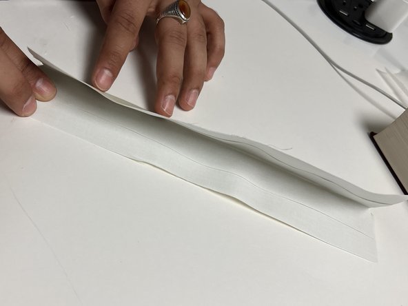 How to Reattach a Cover to a Hardcover Book: passo 9, immagine 2 di 3