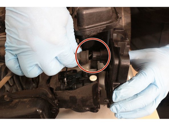 Changer le carburateur de la tondeuse 460BSP500E-3, Démontage de l'embase filtre: stap 0, afbeelding 2 van 3