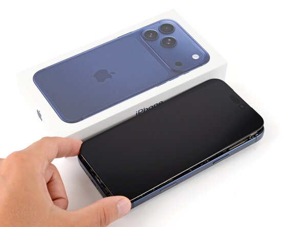 iPhone 17 Pro Max Screen Replacement, Prop up the screen: crwdns2935265:018crwdnd2935265:01crwdnd2935265:03crwdne2935265:0