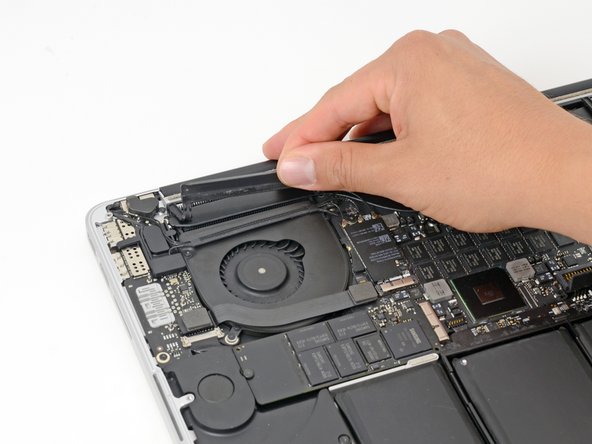 MacBook Pro 15" Retina Display Late 2013 Heat Sink Replacement, Heat Sink: crwdns2935265:05crwdnd2935265:03crwdnd2935265:03crwdne2935265:0