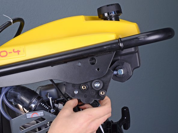 Wacker 4-Stroke Rammer BS504AS REV 101 (2019) Petcock Replacement, Lower the throttle assembly: crwdns2935265:09crwdnd2935265:02crwdnd2935265:02crwdne2935265:0