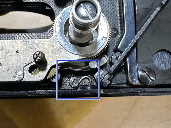 Cleaning & lubricating a GOMZ Leningrad, Remove the chassis: crwdns2935265:06crwdnd2935265:03crwdnd2935265:03crwdne2935265:0