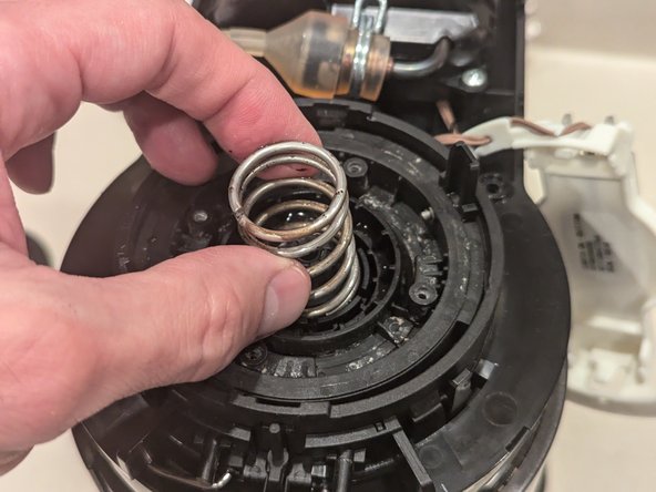 Nespresso Vertuo Evoluo Bearing Replacement, Steamer lid and capsule tension spring: crwdns2935265:010crwdnd2935265:02crwdnd2935265:02crwdne2935265:0