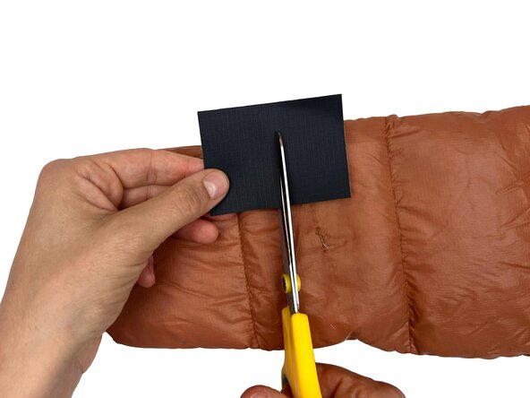 Réparer une doudoune à l’aide d'un patch adhésif, Découper le patch adhésif: étape 3, image 1 de 2