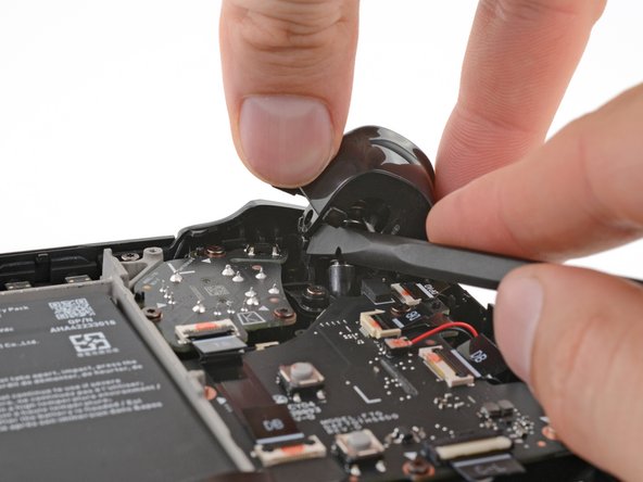 Steam Deck OLED Left Trigger Replacement, Remove the left trigger: 11 단계, 이미지 3개 중 2개