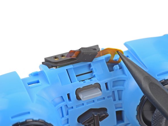 DualSense Controller v2 Microphone Replacement, Remove the upper microphone: crwdns2935265:014crwdnd2935265:03crwdnd2935265:03crwdne2935265:0