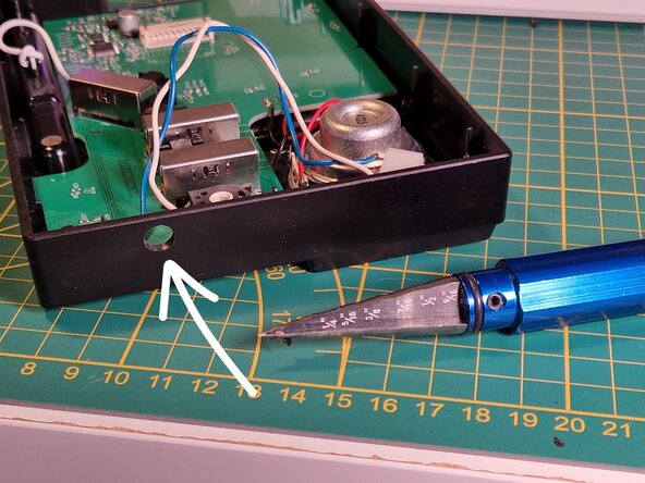 Stylophone Beat analog sync out MOD, Mounting the sync-out: crwdns2935265:07crwdnd2935265:01crwdnd2935265:03crwdne2935265:0