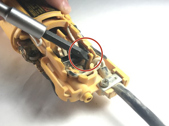 DeWalt DWE4011 Power Switch Replacement: crwdns2935265:04crwdnd2935265:02crwdnd2935265:02crwdne2935265:0