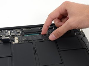 Macbook Air 11インチEarly 2015 のSSDの交換 - iFixit 修理ガイド