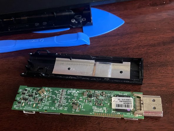 Disassembling Roku Streaming Stick 4K Model 3810X, Removing the system board from the plastic case: paso 2, imagen 3 de 3