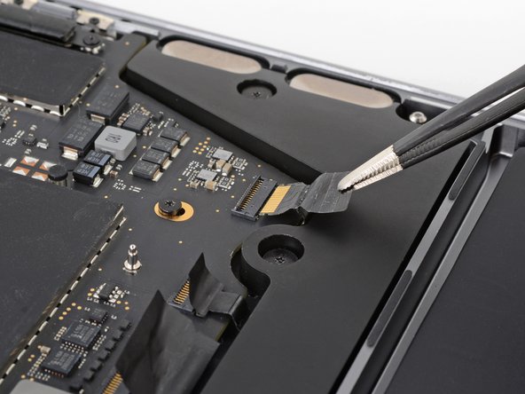 MacBook Pro 13" 2022 (M2) Lautsprecher tauschen, Rechten Lautsprecher abtrennen: Schritt 17, Bild 3 von 3