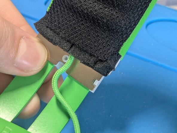 Razer Kraken (Kraken TE) Headband Replacement, Start locking the adjustable rod: crwdns2935265:015crwdnd2935265:02crwdnd2935265:03crwdne2935265:0