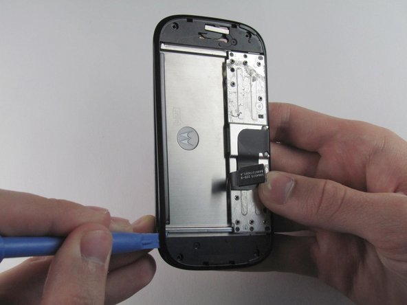 Disassembling Motorola Cliq LCD Shield Plate: crwdns2935265:017crwdnd2935265:02crwdnd2935265:03crwdne2935265:0