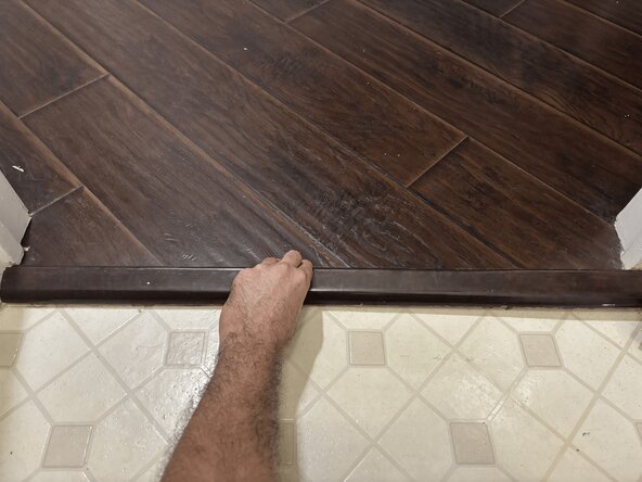 How to Fix a Loose Wooden Door Threshold: 手順 4、 3の画像 3