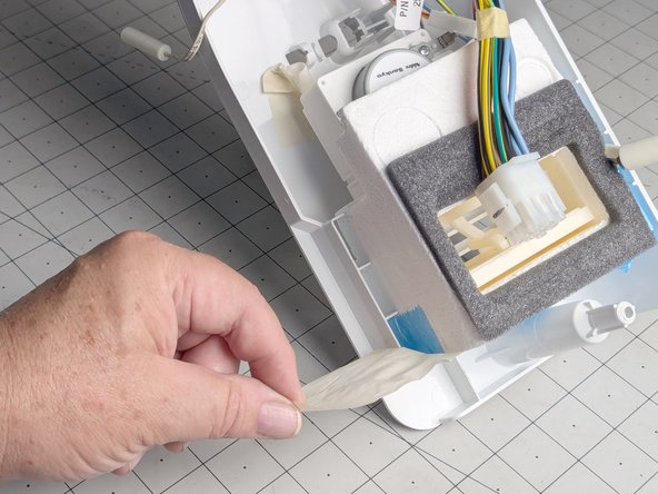 Frigidaire Side-By-Side Refrigerator Freezer Thermistor Replacement, Unfasten the damper assembly: 手順 9、 3の画像 2