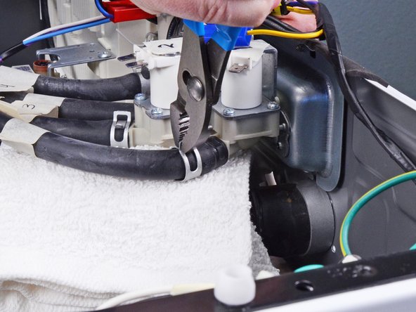 LG WM3050CW Inlet Valve Assembly Replacement: crwdns2935265:08crwdnd2935265:03crwdnd2935265:03crwdne2935265:0