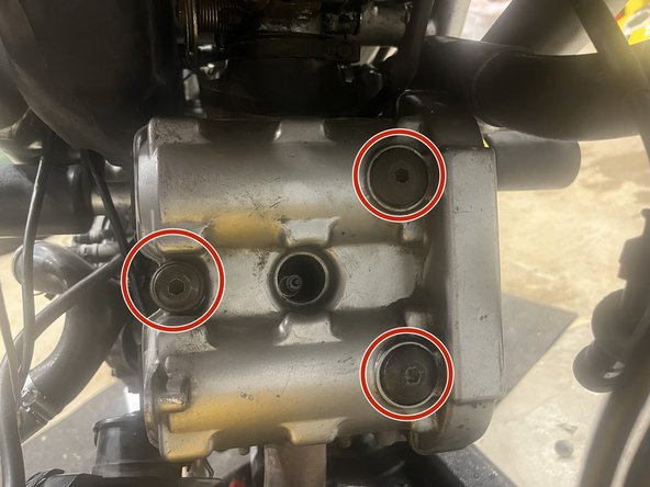 1999-2002 Suzuki SV650 Valve Inspection and Adjustment Replacement, Removing the rear and front Cylinder Head Cover: crwdns2935265:018crwdnd2935265:02crwdnd2935265:02crwdne2935265:0