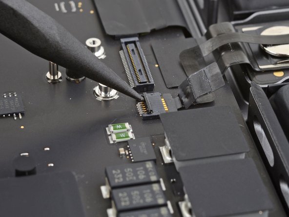MacBook Pro 16" 2023 Battery Disconnection, Unlatch the connector: stap 0, afbeelding 2 van 2