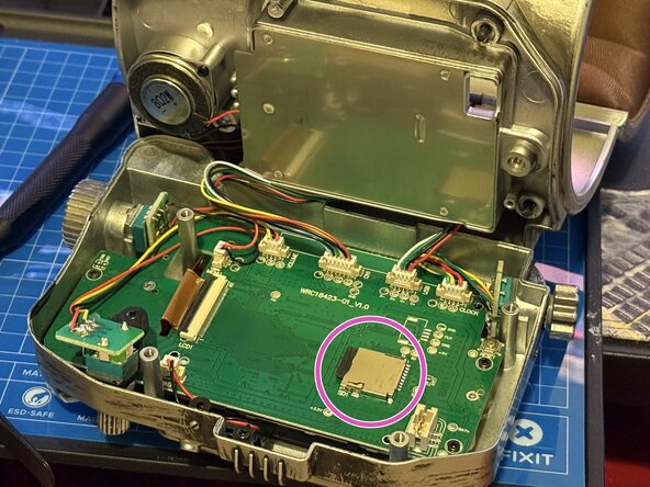 Fallout Series Pip-Boy Die-Cast Replica Micro SD Card Replacement, Open the Front: crwdns2935265:05crwdnd2935265:02crwdnd2935265:02crwdne2935265:0