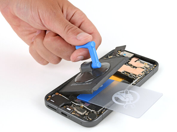 Google Pixel 9a Battery Replacement, Remove the battery: passo 25, immagine 2 di 3