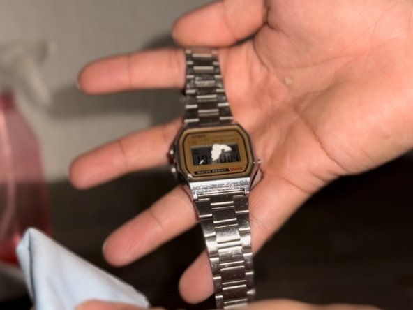 How to Remove the Scratches from an Acrylic Watch Face: crwdns2935265:06crwdnd2935265:02crwdnd2935265:02crwdne2935265:0