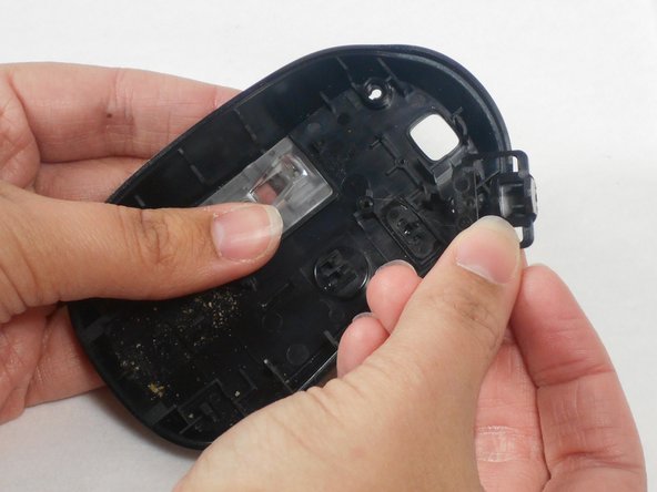 Logitech M215 Cover Release Button Replacement, Cover Release Button: crwdns2935265:06crwdnd2935265:03crwdnd2935265:03crwdne2935265:0