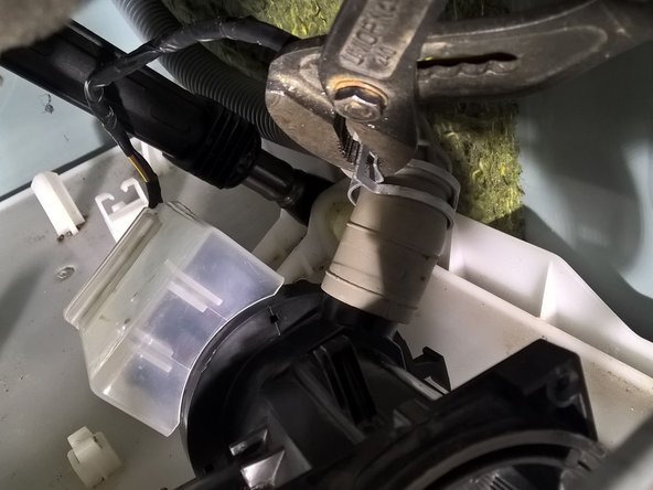 Remplacer la pompe de vidange d'un lave-linge LG F84G62WHS, Démonter la pompe de vidange: étape 11, image 2 de 3