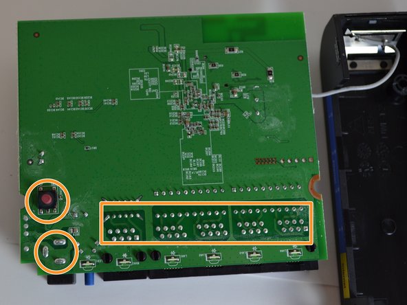 Disassembling the Linksys E1200: crwdns2935265:05crwdnd2935265:03crwdnd2935265:03crwdne2935265:0