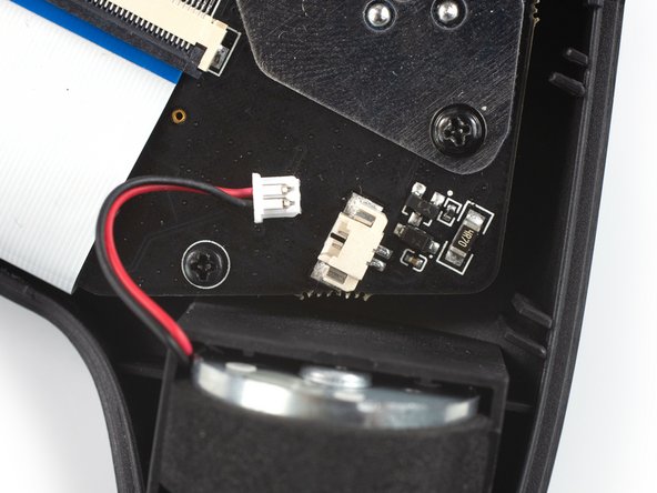 GuliKit KingKong 2 Pro Battery Replacement, Disconnect the left vibration motor: crwdns2935265:07crwdnd2935265:03crwdnd2935265:03crwdne2935265:0