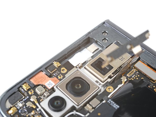 How to Apply New 5G mmWave Antenna Adhesive in Your Google Pixel Fold, Secure the antenna: Schritt 3, Bild 2 von 3