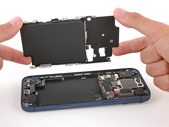 iPhone 17 Pro Max Battery Replacement, Remove the battery: crwdns2935265:025crwdnd2935265:03crwdnd2935265:03crwdne2935265:0